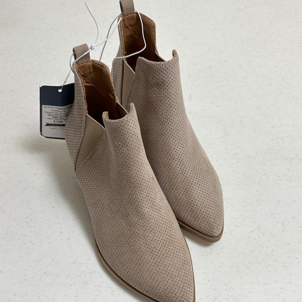 NWT Taupe women’s booties 5 1/2 W Universal Thread